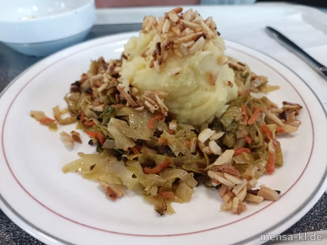 Ofen Spitzkohl mit Senfsoße (Sf), Kartoffelpüree (1,5,Gl,Sw,So) und Mandelcrunch (Nu), dazu Salat