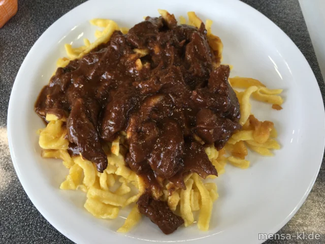 Wildschweingeschnetzeltes in Preiselbeer-Wacholdersoße (5,La,Sw,Sf,A,W), frische Spätzle (Gl,Ei)