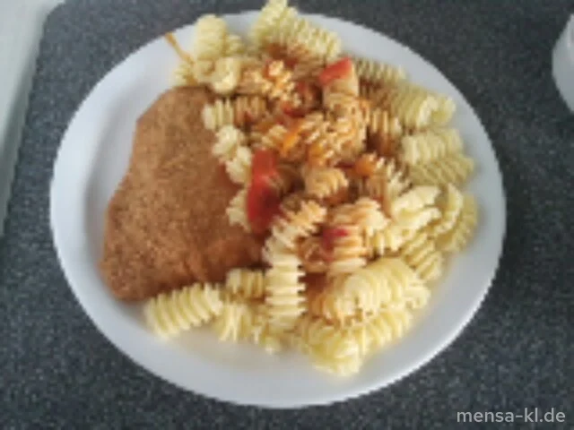 Paniertes Schnitzel (S) mit Paprika-Rahmsoße, Eiernudeln und Salat