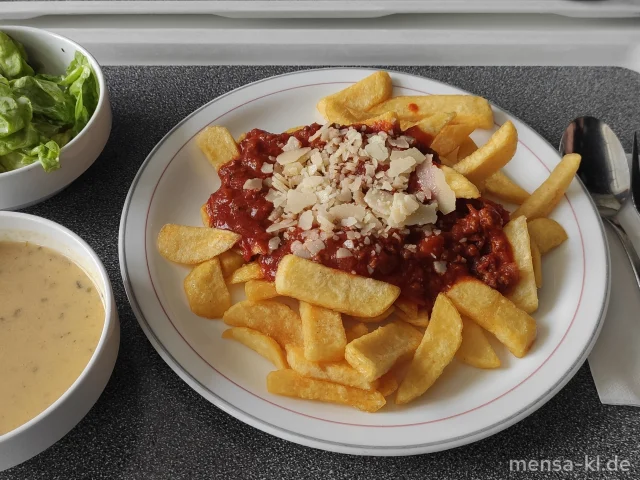"Crazy friesday Bolofritten": Hausgemachte Rinderbolognese (Sl,R) mit einer großen Portion Steakhouse-Fries, Grana Padano (2,Ei,La,R) und Salat