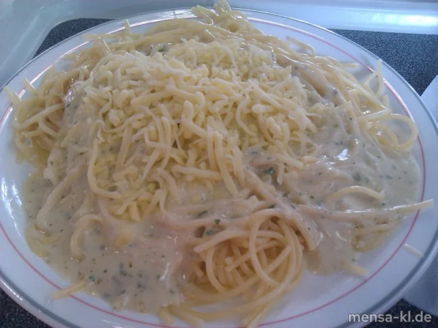Große Portion Spaghetti mit Sahnesoße, geriebenem Käse (1/2) und Salat