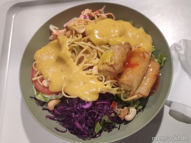 Bowl mit Blattsalat, Kraut, Radieschen, Paprika, Gurken, Asia-Nudelsalat (5,En,Gl,Sw,Sf,Se,A) und Frühlingsröllchen mit Sweet-Chilli-Soße (Gl,Sl,Sf), dazu ein Asia-Dressing (1,5,Sw,Sf,Se)