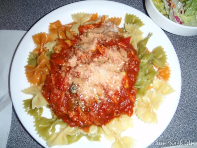 Farfalle tricolore "Bolognese" mit Rinderhackfleischsoße, Grana Padano (2) und Salat