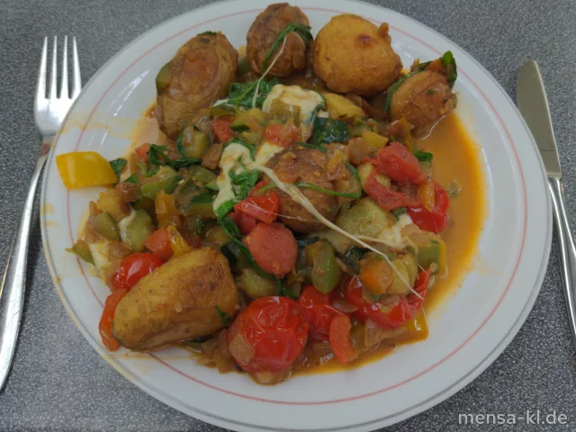 Mediterrane-Ofenkartoffeln mit Paprika, Zucchini, Tomaten, Mozzarella und Rucola (5,La,Sw)