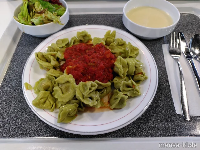 Grüne Tortellini mit Gemüsefüllung (1,Gl) in Tomatensugo (Gl), dazu Salat und Spargelcremesuppe (3,Gl,Sl)