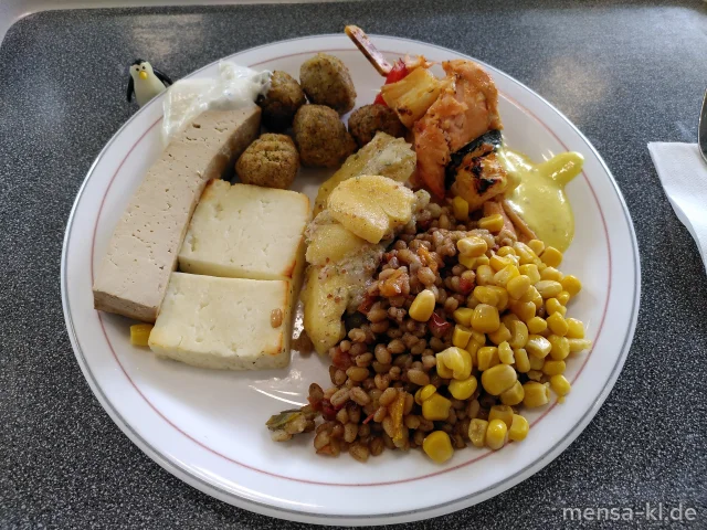 Hähnchenbrust-Spieß Mango-Mole (5,La,Sw,G), Zitrus-Limetten-Lachs-Spieß (5,Fi,Sw,Wt), Tofu-Miso-Mare-Spieß (Gl,So), Halloumi-Ananas-Spieß (La), Pfannengemüse, Grüne-Bohnen-Salat (1,5,Sw,Sf), Kartoffelsalat (1,5,9,Gl,Ei,La,Sw,Sf), Avocado-Dip (1,Sf)