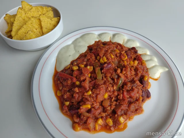 Chili Tex-Mex mit Sojahack, Paprika, Kidneybohnen und Mais (Sf,So), dazu Tortilla-Chips, veganer Sour Cream-Dip (Gl,Nu,Sf) und Salat