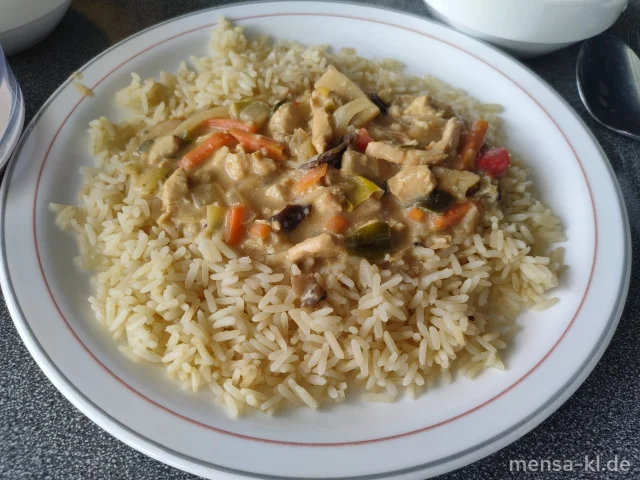 Hähnchencurry (Sf,G) in Kokos-Erdnuss-Soße (1,En,Gl,Sf,So), dazu Reis mit Wildreis und Salat