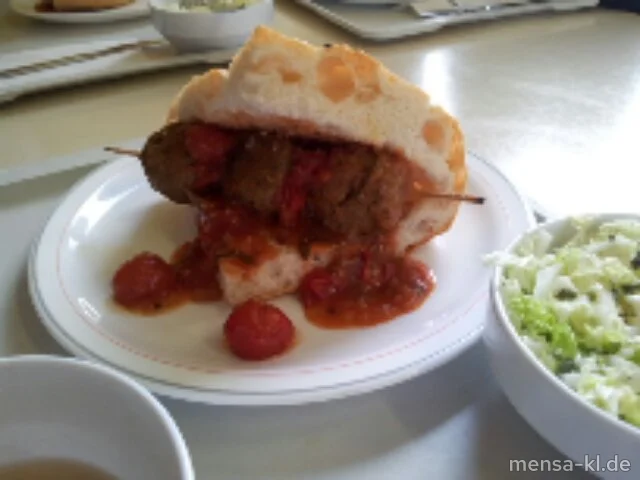 Gewürz-Kebab von Lamm und Kalb (K,L) mit scharf-saurer Tomaten-Minz-Salsa, Fladenbrot und Chinakohl
