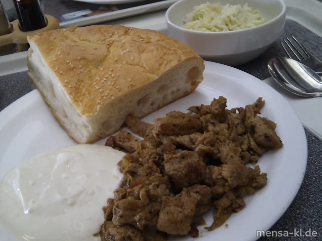Pfannengyros (S), Knoblauch-Joghurtsoße, Pita und Krautsalat