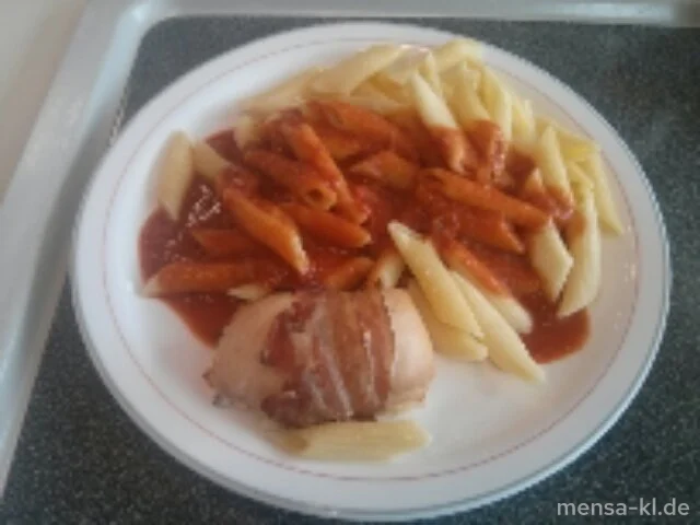 Hähnchen-Bacon-Roulade gefüllt mit Pilzen und Käse-Kräuter-Creme (2,G,S), Tomaten-Sahnesoße, Penne Rigate und Salat