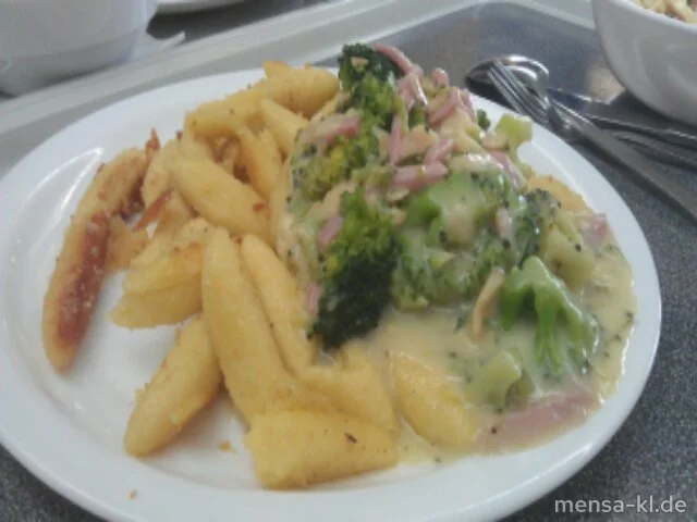 Frischer Broccoli in Rahm mit Schinkenstreifen (S/2/3/4) [auf Wunsch ohne Schinken], geröstete Mandeln, Schupfnudeln