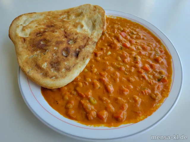 Veganes Tomaten-Curry mit Kichererbsen (1,2,Gl,Sf), dazu Naanbrot (Gl) und Salat
