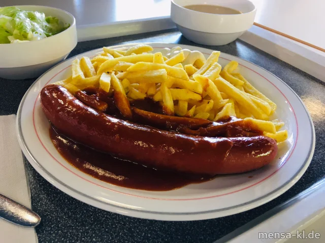 Rindswurst (1,2,3,8,9,Sf,R) mit Currysoße (3,La,Sl,Sf), Pommes frites und Salat (3,5,9,Sw,Sl)