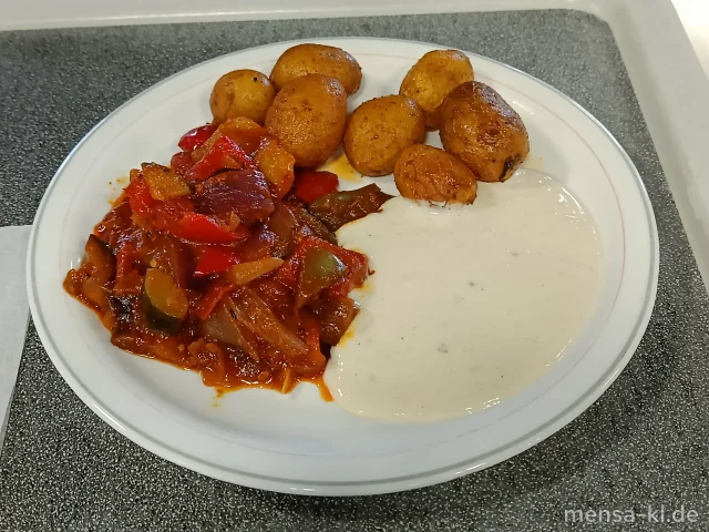 Ofenkartoffel mit Ratatouille und Joghurt-Limetten-Dip (Gl,Nu)