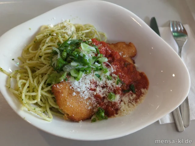 Hähnchenbrust Piccata mit Tomatensugo (1,5,Gl,La,Sw,A,G), dazu Pesto-Spaghetti und geriebenem Hartkäse (1,Gl,Nu,La)