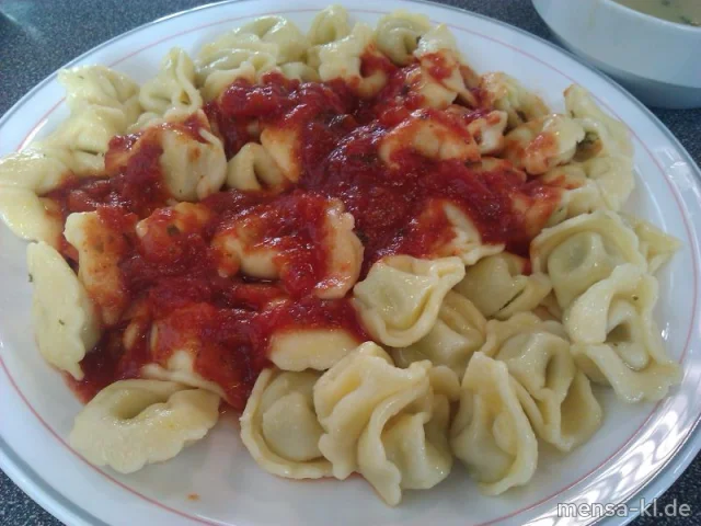 Tortellini mit Ricotta-Spinat-Füllung, Tomaten-Basilikumsoße und Salat