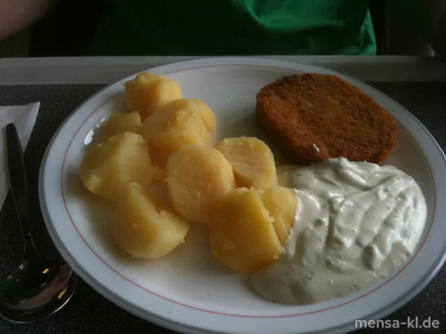 Gemüsekrusti (2) mit Dampfkartoffeln, Joghurtremoulade (1) und Salat