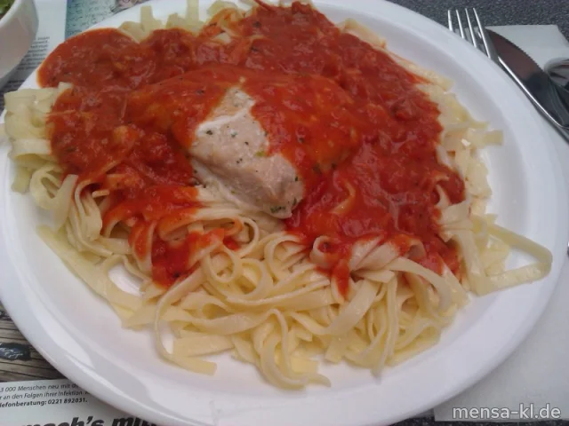 Tagliatelle mit Wildlachsfilet, Tomaten-Sahnesoße und Salat