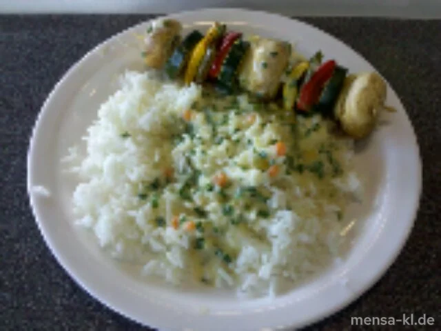 Gemüsespieß (V) mit Schnittlauch-Käsesoße (V), Reis mit Wildreis (V) und Salat (V)