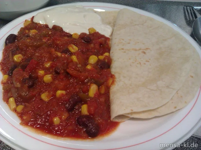 Gemüse-Chili (4) mit Sour Cream, Tortillas (2) und Salat