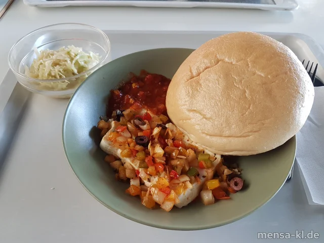 Schafskäse überbacken mit Paprika, Oliven, Tomaten und Zwiebeln (1,3,6,Gl,La), Pusztasoße (2,9,Sl,S), Fladenbrot (Gl,Se) und Krautsalat (1,5,Sw)