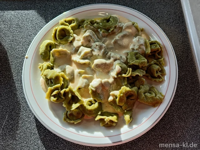 Grüne Tortellini mit Gemüsefüllung (1,Gl,Sl), Käse-Sahnesoße (Gl,La) und Bohnen-Mais-Salat (1,5,Sw)