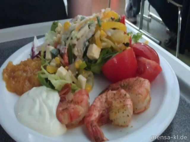 Salate vom Büfett, dazu drei Riesengarnelen (F) und Joghurt-Limonen-Dip