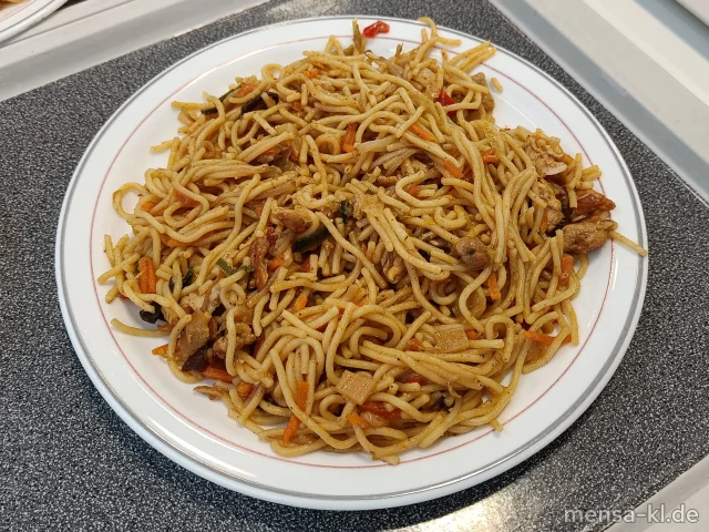 Bami Goreng - Indonesisches Nudelgericht mit Gemüse und Putenstreifen (2,Gl,Sf,So,G), dazu Salat