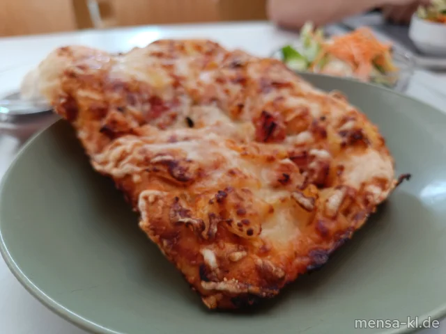 Hausgemachte Focaccine alla Pizza Margherita (Gl,La) belegt mit Schinken, Salami und Champignons (1,2,3,8,S), dazu Blattsalat mit Joghurtdressing (1,5,La,Sw,Sf)
