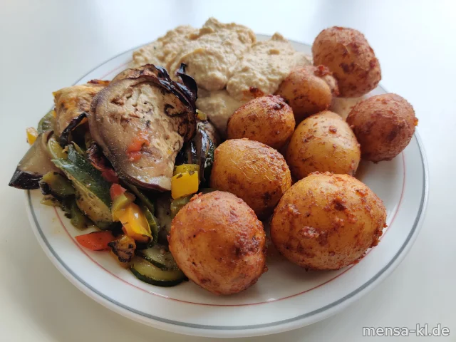 Antipasti-Variation mit Hummus und gebackenen Kartoffeln (Sf,Se), dazu einen Beilagensalat nach Wahl