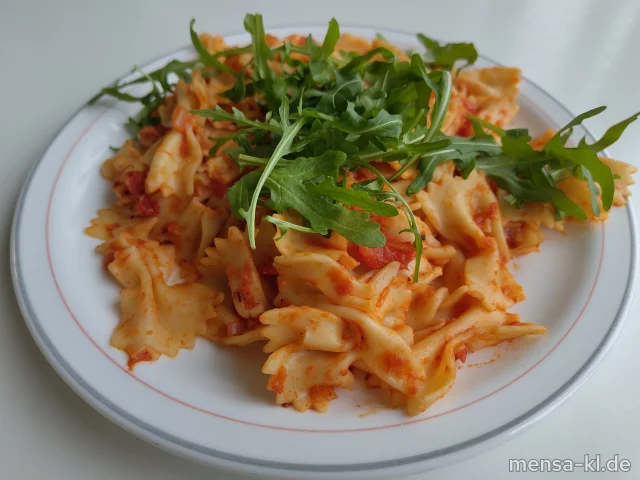 Zitronen-Farfalle mit glasierten Tomaten und Rucola (Gl), dazu ein Beilagensalat nach Wahl