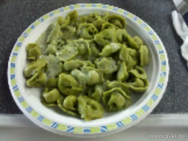 Grüne Tortellini mit Gemüsefüllung (V), Basilikumsoße (V) und Salat (V)