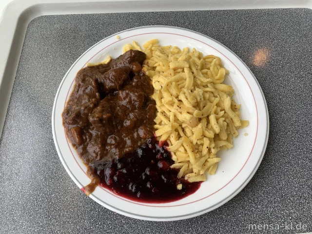 Wildgulasch (1,Gl,Sl,Sf,W) mit Haselnussspätzle (Gl,Nu,Ei,La) und Preiselbeer-Kompott mit grünem Pfeffer, dazu ein Beilagensalat nach Wahl