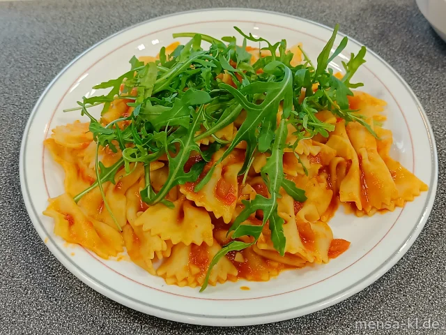 Zitronen-Farfalle mit glasierten Tomaten und Rucola (Gl), dazu einen Beilagensalat nach Wunsch