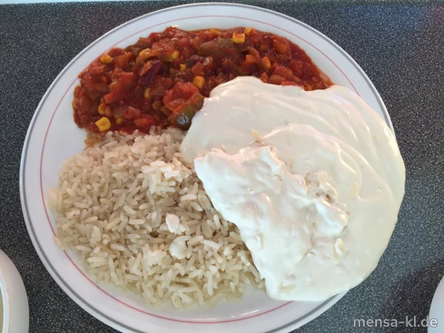 Gemüse-Chili (Gl,La,Sl,So,V) mit Sour-Cream-Dip (9,Gl,Ei,La,So,V), Reis (V) und Salat (V)