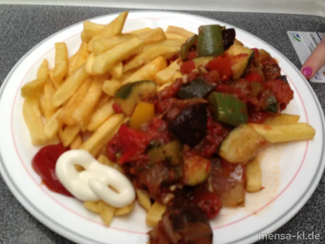 Frisches italienisches Schmorgemüse (V) in Balsamico-Tomaten-Sugo (V), Pommes-Frites (V) und Salat (V)
