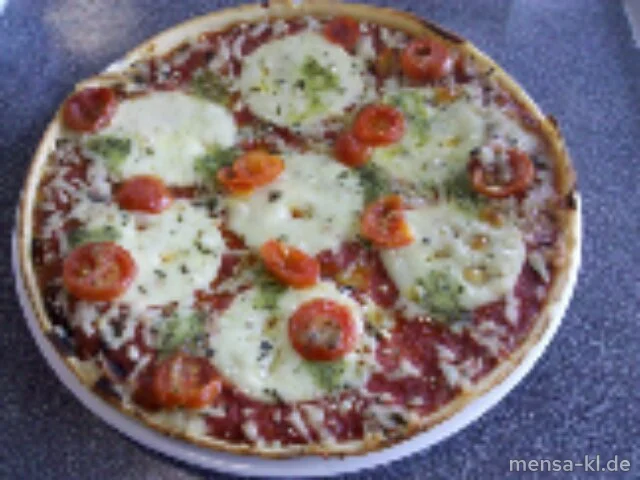 Pizza mit Tomaten und Mozzarella (V), dazu Salat