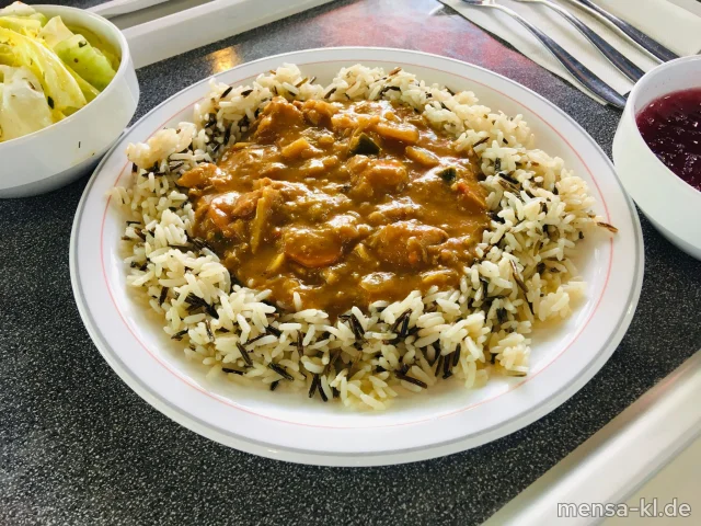 Hähnchencurry (Sf,G) in Kokos-Erdnuss-Soße (1,En,Gl,Sf,So), dazu Reis mit Wildreis und Salat