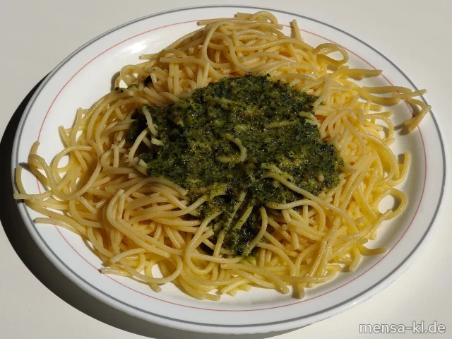 Spaghetti (1,Gl,V) 'al pesto' mit Olivenöl, Bärlauch, Pinienkerne und Grana Padano (2,Nu,Ei,La,V), dazu Salat (V)