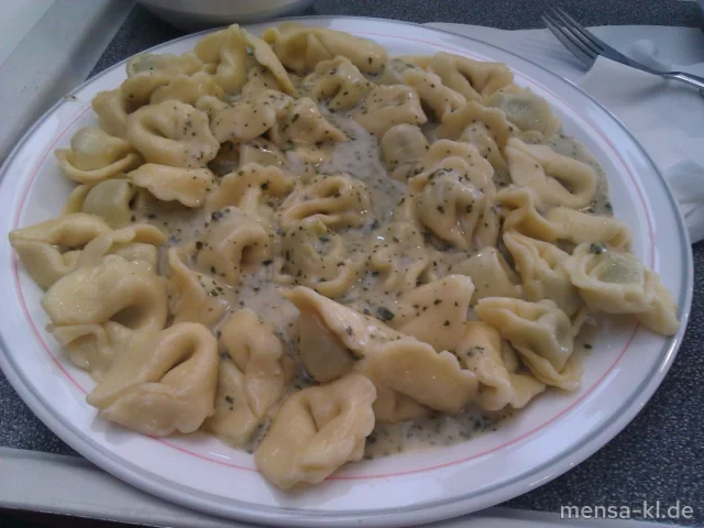 Grüne Tortellini (V) mit Ricotta-Spinat-Füllung, Basilikumsoße und Salat