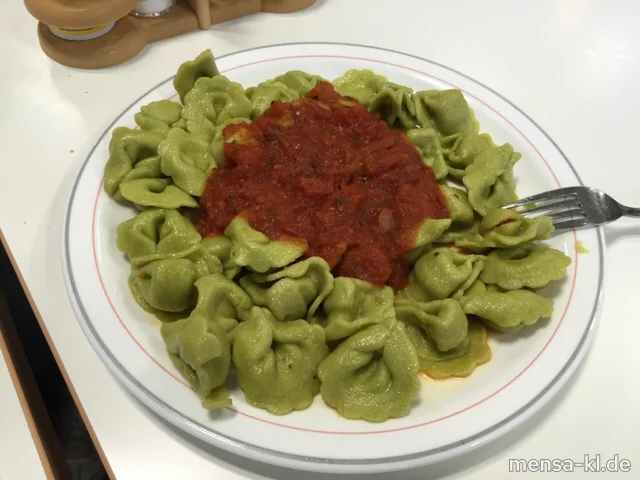Grüne Tortellini (1,Gl,Sl,V,V+) mit Tomaten-Basilikumsoße (9,V,V+) und Salat (V,V+)