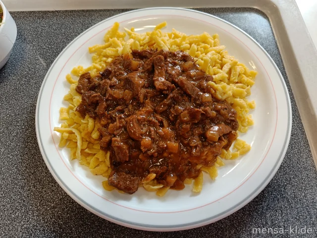 Rindergeschnetzeltes in Calvados-Senfsoße (3,5,Gl,La,Sw,Sf,A,R), dazu Spätzle (1,Gl,Ei) und Salat