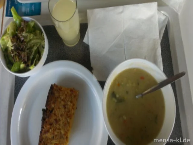 Pfälzer Kartoffelsuppe, Zwiebelkuchen mit Räucherschinken (2,3,S), Salat und ein Glas neuer Wein