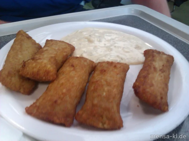 Fünf Kartoffeltaschen gefüllt mit Frischkäse (2/3), Joghurtremoulade (1) und Salat
