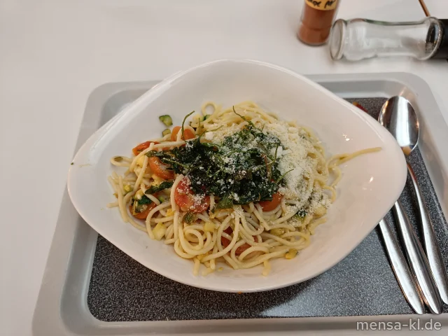 Spaghetti (Gl) im Formaggio di Grana Laib geschwenkt (La) mit karamellisierten Cherrytomaten und Zucchini, dazu frittierter Rucola und gehobelter italienischer Hartkäse (La)