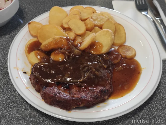 Schwenksteak (4,Sf,S) mit Schmorzwiebelsoße (Gl) und Pommes-Chips, dazu einen Beilagensalat nach Wahl