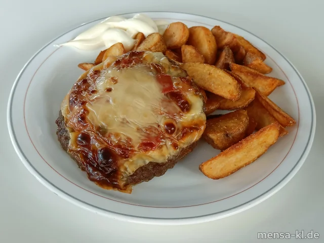 Rinderhacksteak mit Barbecuesoße, Zwiebeln, Tomaten und Käse überbacken (La,Sl,Sf,R), Potato-Wedges und Salat