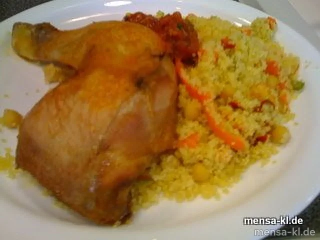 Cous-Cous, gebratene Hähnchenkeule, Tomatenkräuter-Dip und Salat