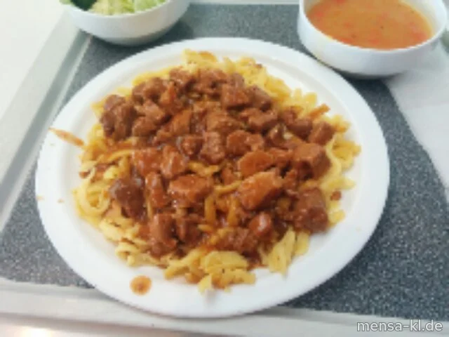 Schweinegulasch (S,Lfrei) mit Altbiersoße (Lfrei,A), Eiernudeln (Lfrei) und Salat (Lfrei)